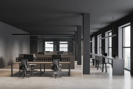 Téléchargez les photos : Intérieur d'un élégant bureau à aire ouverte avec murs gris, sol en béton, colonnes et rangées de tables d'ordinateur avec chaises grises. Rendu 3d - en image libre de droit