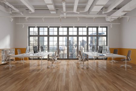 Téléchargez les photos : Intérieur du bureau moderne à aire ouverte avec murs blancs et orange, sol en bois, bureaux d'ordinateur massifs avec chaises et grande fenêtre. Rendu 3d - en image libre de droit