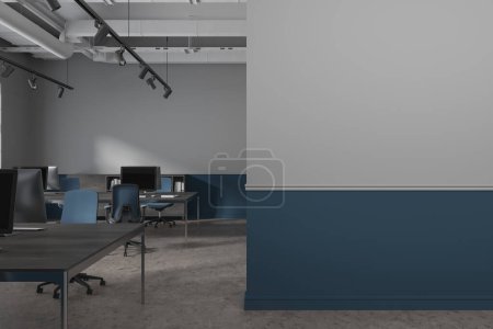 Téléchargez les photos : Intérieur d'un élégant bureau ouvert avec des murs gris et bleus, sol en béton, des bureaux d'ordinateur massifs avec des chaises et un mur d'espace de copie sur la droite. Rendu 3d - en image libre de droit