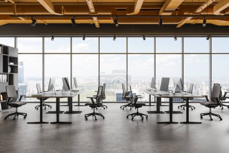 Téléchargez les photos : Intérieur d'un élégant bureau ouvert avec des murs gris, des tuyaux de plafond jaune et une rangée de bureaux d'ordinateur avec des chaises grises debout près de la fenêtre panoramique avec paysage urbain. 3e rendu - en image libre de droit
