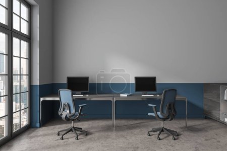 Téléchargez les photos : Intérieur de travail gris et bleu avec moniteurs PC sur la table en rangée, buffet avec décoration. Bureau minimaliste et fenêtre panoramique sur Kuala Lumpur. Maquette de mur d'espace de copie. rendu 3D - en image libre de droit