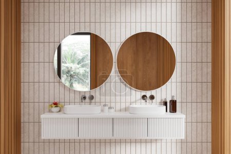 Téléchargez les photos : Élégant intérieur de salle de bain avec double lavabo et vanité blanche, accessoires minimalistes. Deux lavabos et miroir rond sur le mur de tuiles, fenêtre panoramique en réflexion. rendu 3D - en image libre de droit