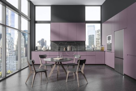 Foto de Casa púrpura cocina interior con mesa de comedor y armario, utensilios de cocina y horno con nevera montada. Ventana panorámica de los rascacielos de Nueva York. Renderizado 3D - Imagen libre de derechos