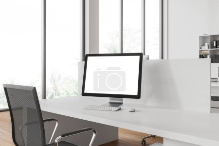 Téléchargez les photos : Intérieur d'affaires blanc avec écran blanc pc maquette, vue latérale salle de coworking avec mobilier et technologie, fenêtre panoramique sur les tropiques. rendu 3D - en image libre de droit