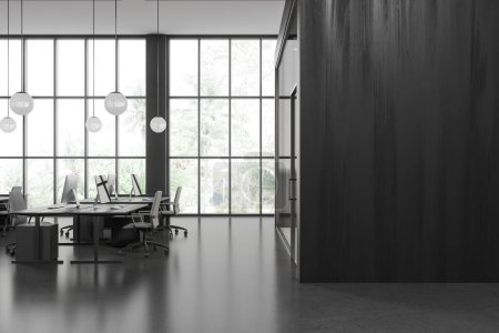 Foto de Interior de la elegante oficina de espacio abierto con paredes grises y de madera, piso de hormigón, fila de mesas de ordenador con sillas grises de pie cerca de la ventana panorámica y se burlan de la pared a la izquierda. renderizado 3d - Imagen libre de derechos
