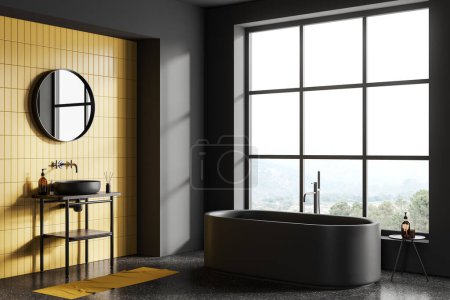 Téléchargez les photos : Carrelage gris et jaune intérieur de salle de bain avec lavabo et baignoire, table d'appoint vue d'angle avec accessoires et fenêtre panoramique sur la campagne. rendu 3D - en image libre de droit
