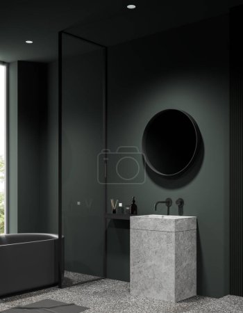 Téléchargez les photos : Intérieur de salle de bain vert foncé avec lavabo et miroir rond, baignoire vue latérale derrière une cloison en verre. Coin bain de luxe avec fenêtre panoramique. rendu 3D - en image libre de droit