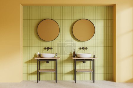 Téléchargez les photos : Intérieur de la salle de bain moderne avec des murs carrelés jaunes et verts, sol en béton et confortable lavabo double blanc avec deux miroirs ronds suspendus au-dessus. Rendu 3d - en image libre de droit