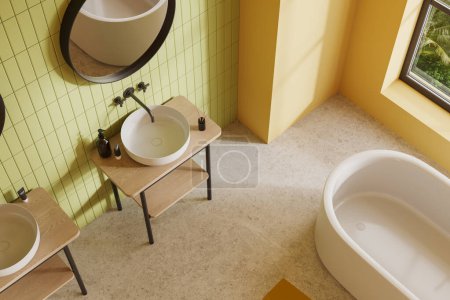 Foto de Vista superior del interior del baño verde y amarillo con bañera, doble lavabo con espejo en suelo de granito beige. Esquina de baño de lujo con ventana panorámica en los trópicos. Renderizado 3D - Imagen libre de derechos