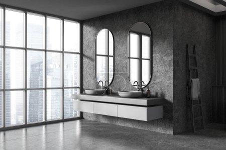 Téléchargez les photos : Intérieur de salle de bain sombre avec double lavabo, vue latérale accessoires minimalistes sur la vanité avec échelle porte-serviettes. Deux lavabos et une fenêtre panoramique sur les gratte-ciel. rendu 3D - en image libre de droit