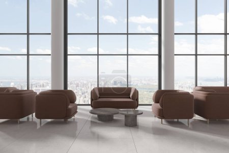 Foto de Acogedor interior del vestíbulo del hotel minimalista con sofá marrón y mesa de centro, columnas en el suelo de baldosas blancas. Ventana panorámica de los rascacielos de Nueva York. Renderizado 3D - Imagen libre de derechos
