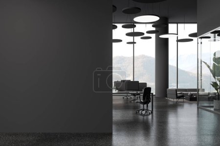 Foto de Interior oscuro de la oficina con ordenadores PC en la mesa en fila, lugar de relax con sofá y decoración. Habitación de cristal y ventana panorámica en el campo. Mock up partición de la pared. Renderizado 3D - Imagen libre de derechos
