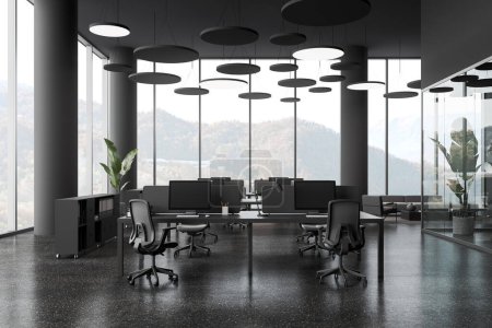 Foto de Interior de elegante oficina de espacio abierto con paredes grises, suelo de hormigón, filas de mesas de ordenador grises con sillas, ventanas panorámicas y columnas redondas. renderizado 3d - Imagen libre de derechos