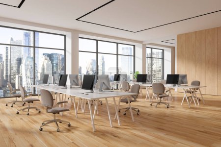Foto de Interior de loft de oficina de madera con ordenadores PC, esquina de coworking con sillones y escritorio en piso de madera. Espacio de trabajo con muebles en fila y ventana panorámica en Nueva York. Renderizado 3D - Imagen libre de derechos