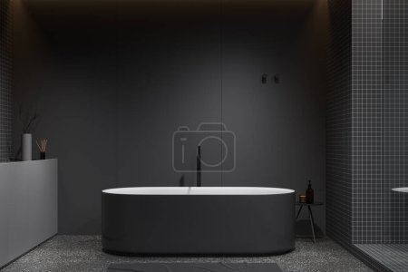 Foto de Interior del cuarto de baño oscuro con bañera en suelo de granito gris. Espacio de baño con bañera y mesa auxiliar, accesorios y decoración minimalista. Renderizado 3D - Imagen libre de derechos