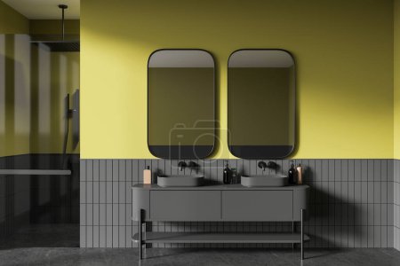 Téléchargez les photos : Intérieur de salle de bain élégante avec des murs carrelés verts et gris, sol carrelé gris, confortable lavabo double gris avec deux miroirs verticaux et douche à l'italienne avec porte vitrée. Rendu 3d - en image libre de droit