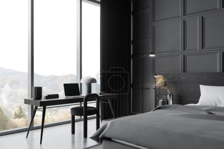 Foto de Dormitorio oscuro cama interior y mesa de trabajo con silla y portátil, vista lateral piso de hormigón gris. Acogedor dormitorio con espacio de trabajo y ventana panorámica al campo. Renderizado 3D - Imagen libre de derechos