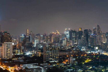 Téléchargez les photos : Vue panoramique sur le paysage urbain et les veilleuses de Bangkok, les gratte-ciel, les immeubles de bureaux et le loft d'entreprise. Tours de ville asiatiques en fin de soirée, quartier des affaires thaï - en image libre de droit