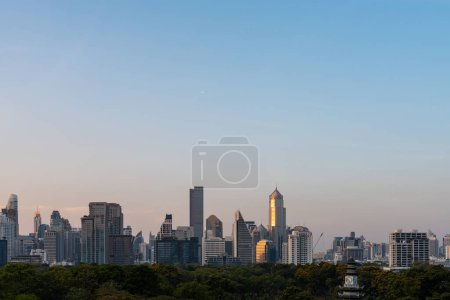 Téléchargez les photos : Bangkok paysage urbain vue panoramique sur le parc Lumpini et China Resources Tower. Moderne horizon asiatique de la ville d'affaires, métropole financière au coucher du soleil. Espace de copie - en image libre de droit