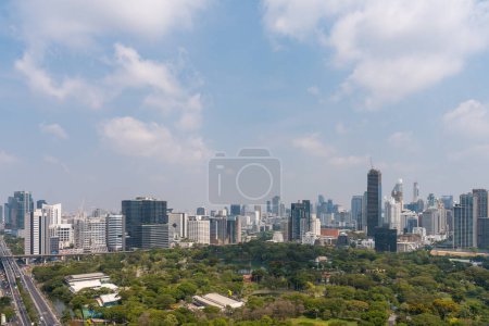 Téléchargez les photos : Bangkok vue panoramique, skyline avec Lumpini parc et autoroute. Vue aérienne des gratte-ciel sous un ciel nuageux. Thaïlande capitale centre-ville, métropole de luxe et immeubles de bureaux - en image libre de droit