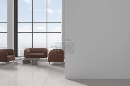 Téléchargez les photos : Hall d'accueil minimaliste blanc intérieur avec fauteuil et canapé marron, colonnes sur sol carrelé blanc. Fenêtre panoramique sur les gratte-ciel de New York. Cloison de mur d'espace de copie de maquette. rendu 3D - en image libre de droit