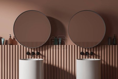 Foto de Interior de un elegante cuarto de baño con paredes marrones, acogedor lavabo doble con dos espejos redondos colgando por encima de ella y estante con productos cosméticos. renderizado 3d - Imagen libre de derechos