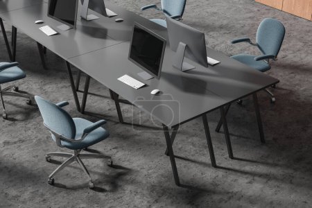 Foto de Vista superior del interior de coworking con ordenadores PC en el escritorio, sillas azules en fila en piso de hormigón gris. Espacio de trabajo minimalista con tecnología y mobiliario. Renderizado 3D - Imagen libre de derechos