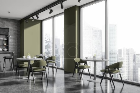 Téléchargez les photos : Coin de restaurant élégant avec des murs carrelés verts et gris, sol en béton, comptoir de bar gris avec tabourets et tables rondes avec chaises vertes debout près des fenêtres avec paysage urbain. Rendu 3d - en image libre de droit