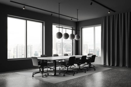Foto de Esquina de elegante sala de reuniones con paredes grises, suelo de hormigón, mesa de conferencias larga con sillas grises, ventanas con paisaje urbano y cortina gris. renderizado 3d - Imagen libre de derechos