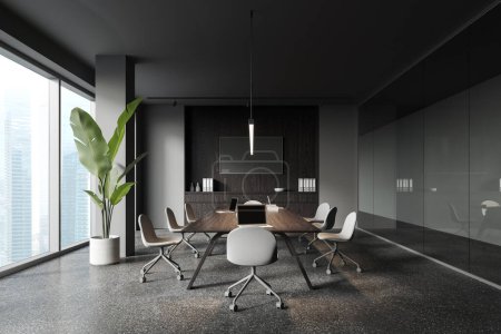Foto de Interior de la elegante sala de reuniones con paredes grises y de vidrio, suelo de hormigón, mesa de conferencias larga con sillas grises y televisor de pantalla plana en la pared. renderizado 3d - Imagen libre de derechos
