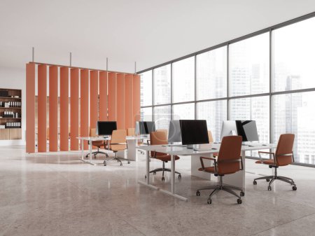 Foto de Esquina de la moderna oficina de espacio abierto con paredes blancas, suelo de baldosas, fila de escritorios de ordenador con sillas naranjas y partición naranja. Ventana panorámica con paisaje urbano. renderizado 3d - Imagen libre de derechos