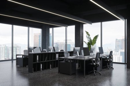 Foto de Interior de coworking gris con monitores de PC en escritorio compartido, cajón con vista lateral y estante con documentos. Lugar de trabajo con muebles corporativos y ventana panorámica en Kuala Lumpur. Renderizado 3D - Imagen libre de derechos
