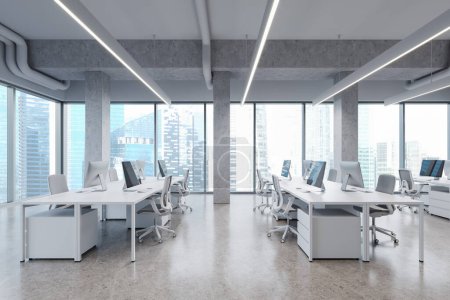 Foto de Interior de moderna oficina de espacio abierto en estilo industrial con columnas blancas, suelo de hormigón, ventanas panorámicas y enormes escritorios de computadora blancos con sillas. renderizado 3d - Imagen libre de derechos