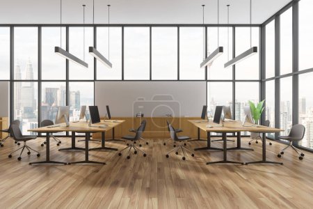 Foto de Interior de la moderna oficina de espacio abierto con paredes blancas, suelo de madera, enormes escritorios de ordenador con sillas grises y ventanas panorámicas con paisaje urbano. renderizado 3d - Imagen libre de derechos