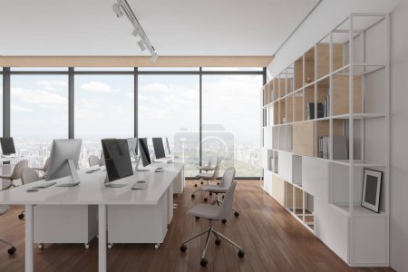 Téléchargez les photos : Confortable espace ouvert intérieur de bureau avec fauteuils et ordinateurs PC en rangée, étagère avec décoration sur plancher de bois franc. Fenêtre panoramique sur les gratte-ciel de New York. rendu 3D - en image libre de droit