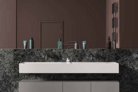 Téléchargez les photos : Intérieur de salle de bain élégant foncé avec double lavabo, miroir et accessoires minimalistes sur étagère en granit. Zone de baignade dans un élégant appartement moderne. rendu 3D - en image libre de droit