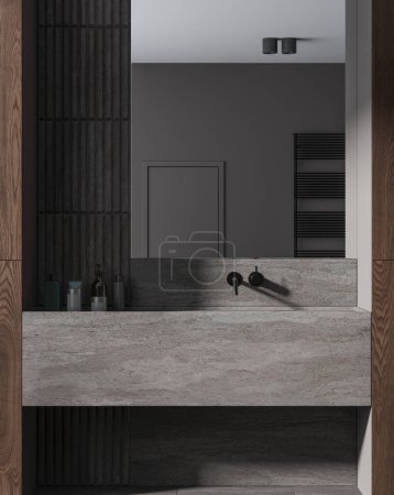 Foto de Interior de baño elegante con paredes de madera gris y oscura, lavabo de piedra masiva con productos cosméticos y espejo grande. renderizado 3d - Imagen libre de derechos