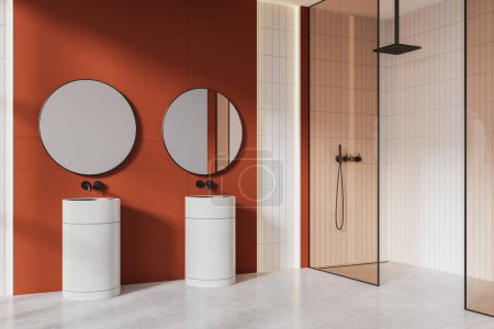 Téléchargez les photos : Maison de luxe salle de bain intérieure avec double lavabo et douche en verre, vue latérale plancher de granit blanc. Coin de bain en tuiles orange et beige avec miroirs ronds. rendu 3D - en image libre de droit