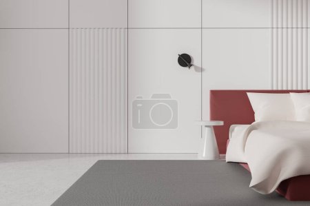 Foto de Dormitorio de hotel blanco interior cama roja y mesita de noche, ropa de cama blanca y alfombra gris en el suelo de hormigón ligero. Dormitorio con decoración minimalista. Renderizado 3D - Imagen libre de derechos