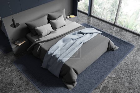 Foto de Vista superior del interior del dormitorio del hotel con ropa de cama y ropa de cama gris, alfombra en el suelo de granito. Elegante rincón relajante con diseño minimalista y ventana panorámica en los trópicos. Renderizado 3D - Imagen libre de derechos