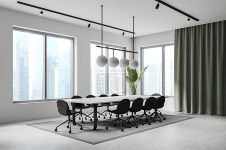Téléchargez les photos : Coin de la salle de réunion moderne avec murs blancs, sol en béton, longue table de conférence avec chaises grises, fenêtres avec paysage urbain et rideau vert. Rendu 3d - en image libre de droit