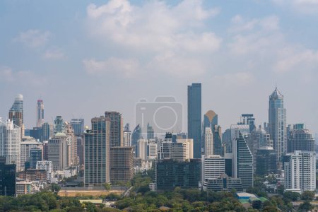 Téléchargez les photos : Bangkok paysage urbain vue panoramique sur les gratte-ciel financiers, tours et parc. Skyline des villes d'affaires asiatiques, métropole moderne et immeubles de bureaux d'entreprise sous les nuages - en image libre de droit