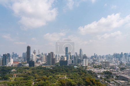 Foto de Bangkok vista panorámica, horizonte con parque Lumpini y rascacielos bajo el cielo nublado. Centro de negocios asiático, metrópolis de lujo y edificios de oficinas corporativas - Imagen libre de derechos