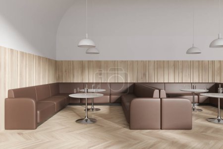 Téléchargez les photos : Élégant intérieur minimaliste restaurant avec un long canapé en cuir marron, table avec verre et bouteille en rangée sur plancher de bois franc. Salle à manger ou espace de réunion d'entreprise dans le café. rendu 3D - en image libre de droit