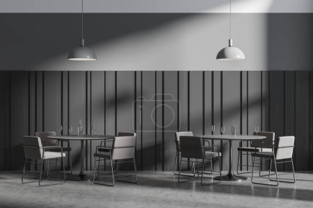 Foto de Interior del restaurante oscuro con sillones y mesa redonda en fila, vasos y botella. Elegante espacio para comer cafetería con lámparas, paneles y suelo de hormigón gris. Renderizado 3D - Imagen libre de derechos