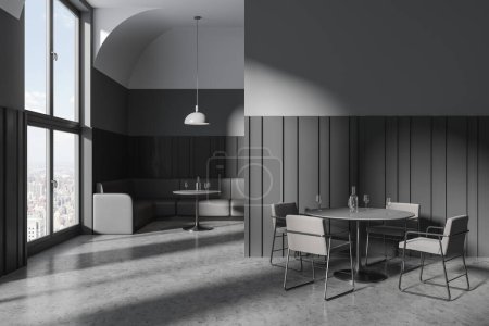 Foto de Interior oscuro café de lujo con silla y mesa redonda, partición y sofá de cuero negro cerca de la ventana panorámica en Nueva York. Elegante restaurante comedor con muebles minimalistas. Renderizado 3D - Imagen libre de derechos