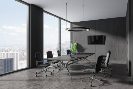 Foto de Esquina de la elegante sala de reuniones de oficina con paredes de madera gris y oscura, suelo de hormigón, mesa de conferencias larga con sillas grises y TV de pantalla plana en la pared. renderizado 3d - Imagen libre de derechos