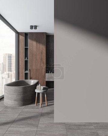 Foto de Interior del cuarto de baño oscuro con bañera, mesa auxiliar y accesorios. Ventana panorámica de los rascacielos Kuala Lumpur. Mockup copia espacio partición vacía. Renderizado 3D - Imagen libre de derechos