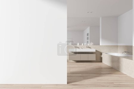 Téléchargez les photos : Intérieur de salle de bain moderne avec murs en marbre et blanc, sol en bois, grande baignoire, double lavabo confortable avec grand miroir et mur d'espace de copie sur la gauche. Rendu 3d - en image libre de droit