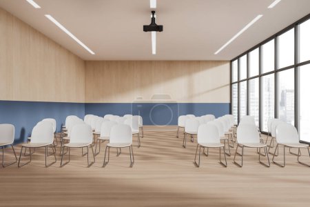 Téléchargez les photos : Intérieur de classe élégant en bois et bleu avec chaises en rangée, projecteur au plafond et fenêtre panoramique sur les gratte-ciel. Salle de séminaire ou de réunion au design minimaliste. rendu 3D - en image libre de droit